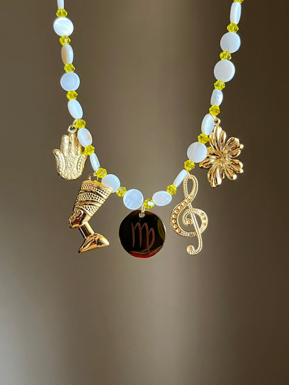 Collier charms perles nacre médaille gravée doré