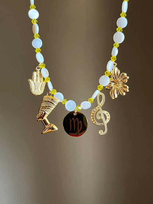 Collier charms perles nacre médaille gravée doré