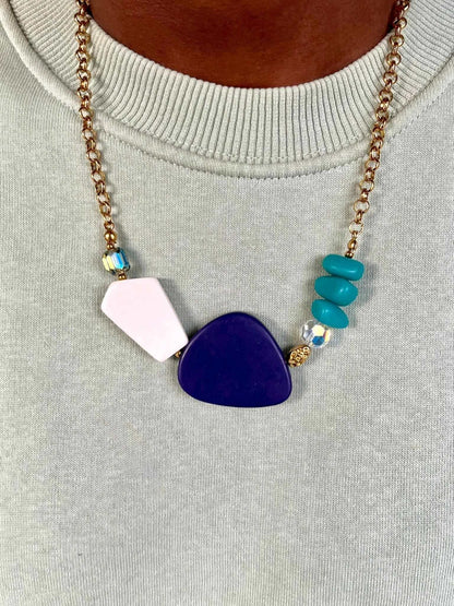 Collier coloré avec perles  bleues et chaîne acier inoxydable Lagon porté - Chouette Merveille