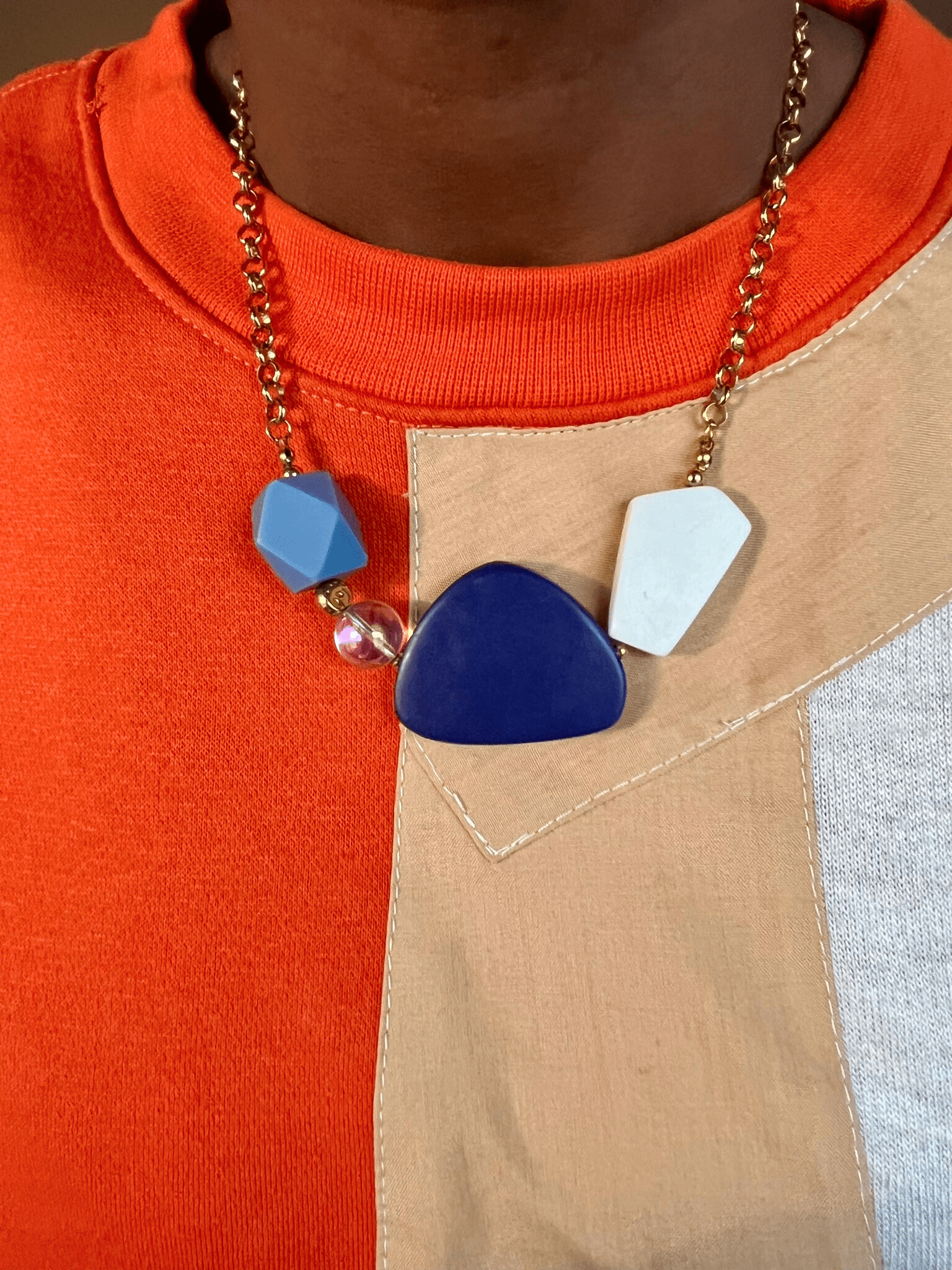 Collier coloré perles et chaine acier inoxydable  porté Marine - Chouette Merveille