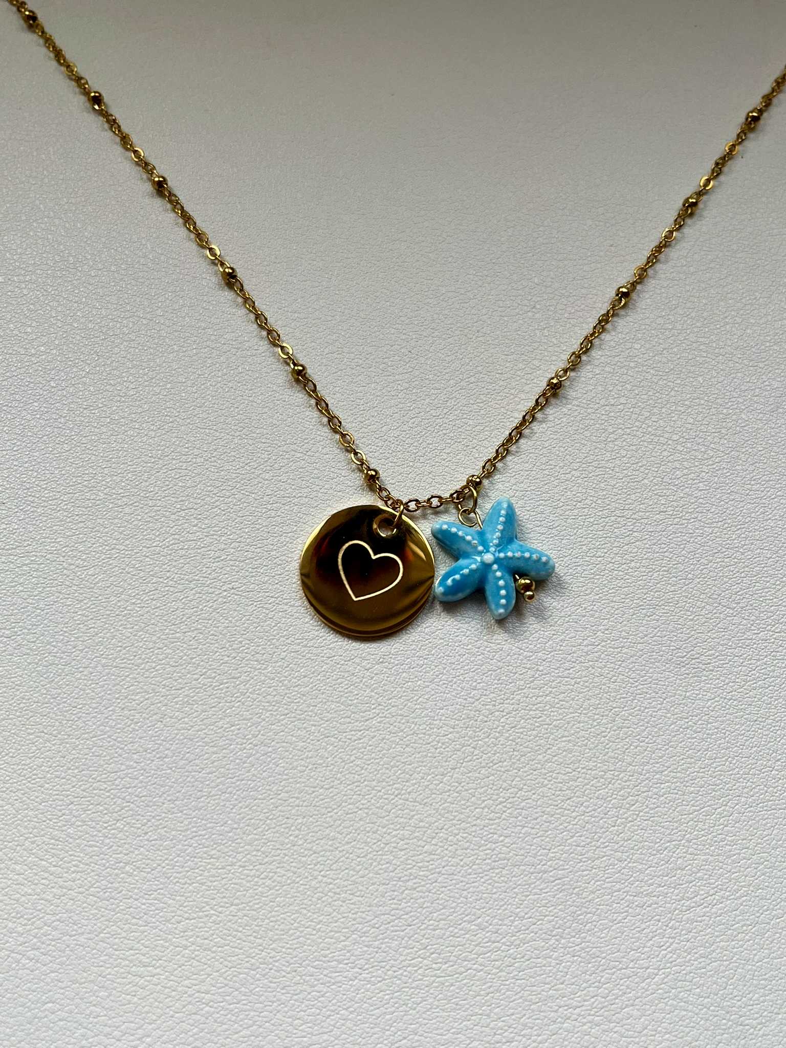 Collier médaille gravée et charms  Mae - bijoux personnalisés