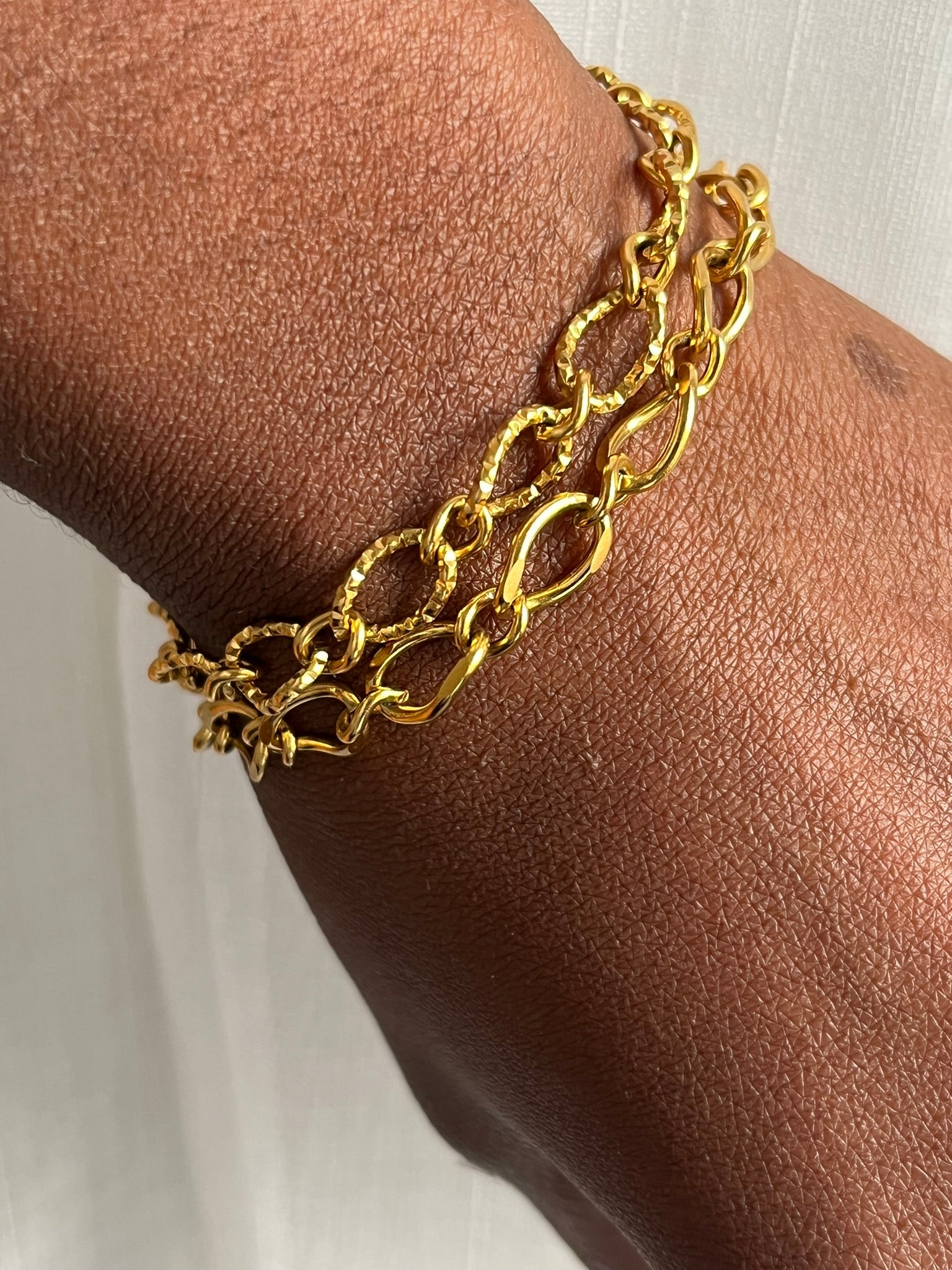 Collier modulable mailles asymétriques torsadées acier inoxydable porté en bracelet  - FAKE TWIN