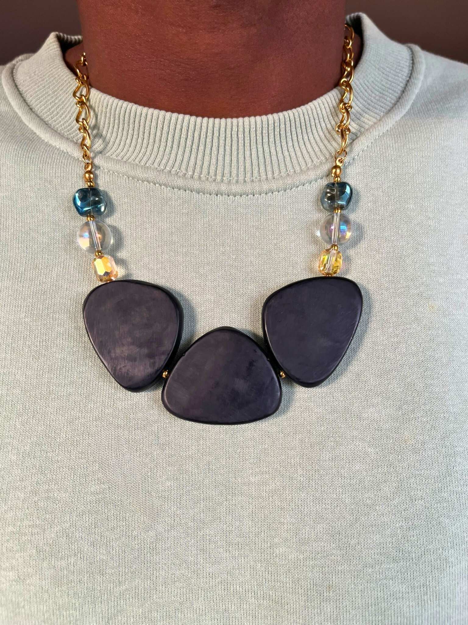 Collier perles galets et perles en verre, chaine acier inoxydable porté Carbon - Chouette Merveille