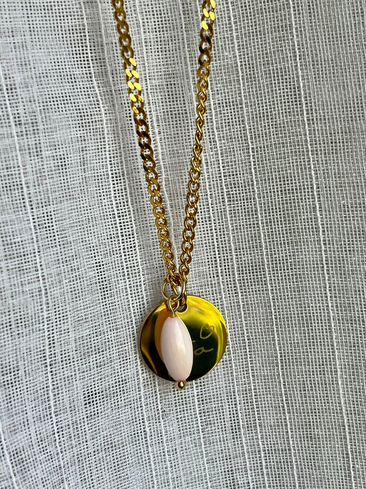 Collier charms pendentif médaille gravée doré