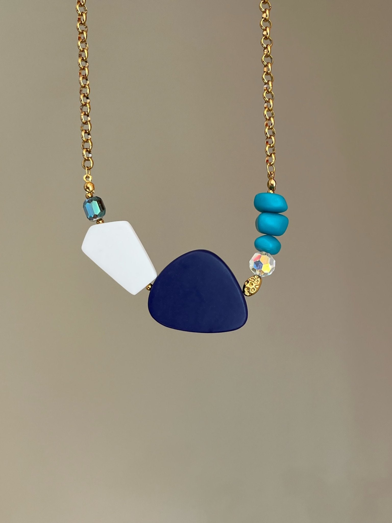 Collier coloré avec perles  bleues et chaîne acier inoxydable Lagon - Chouette Merveille