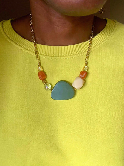 Collier perles colorés et chaine acier inoxydable Automne  porté - Chouette Merveille