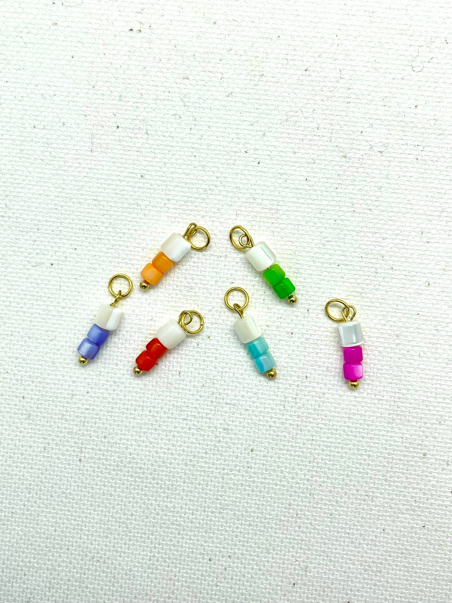 Perles charms  nacres colorées - bijoux personnalisables