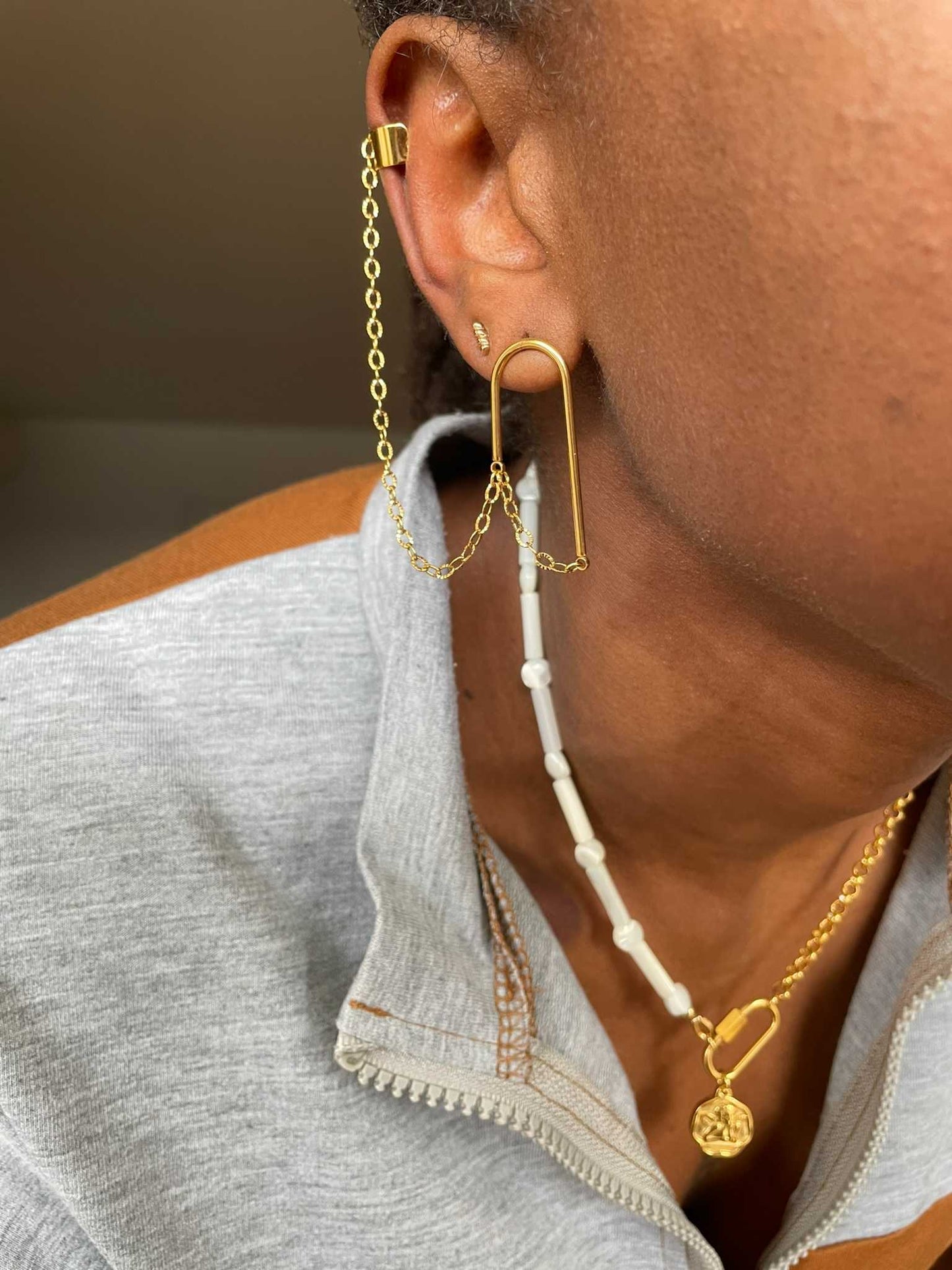 Boucles d'oreilles et earcuff asymétriqueatypiques coté earcuff porté NZINGA - bijoux acier inoxydables