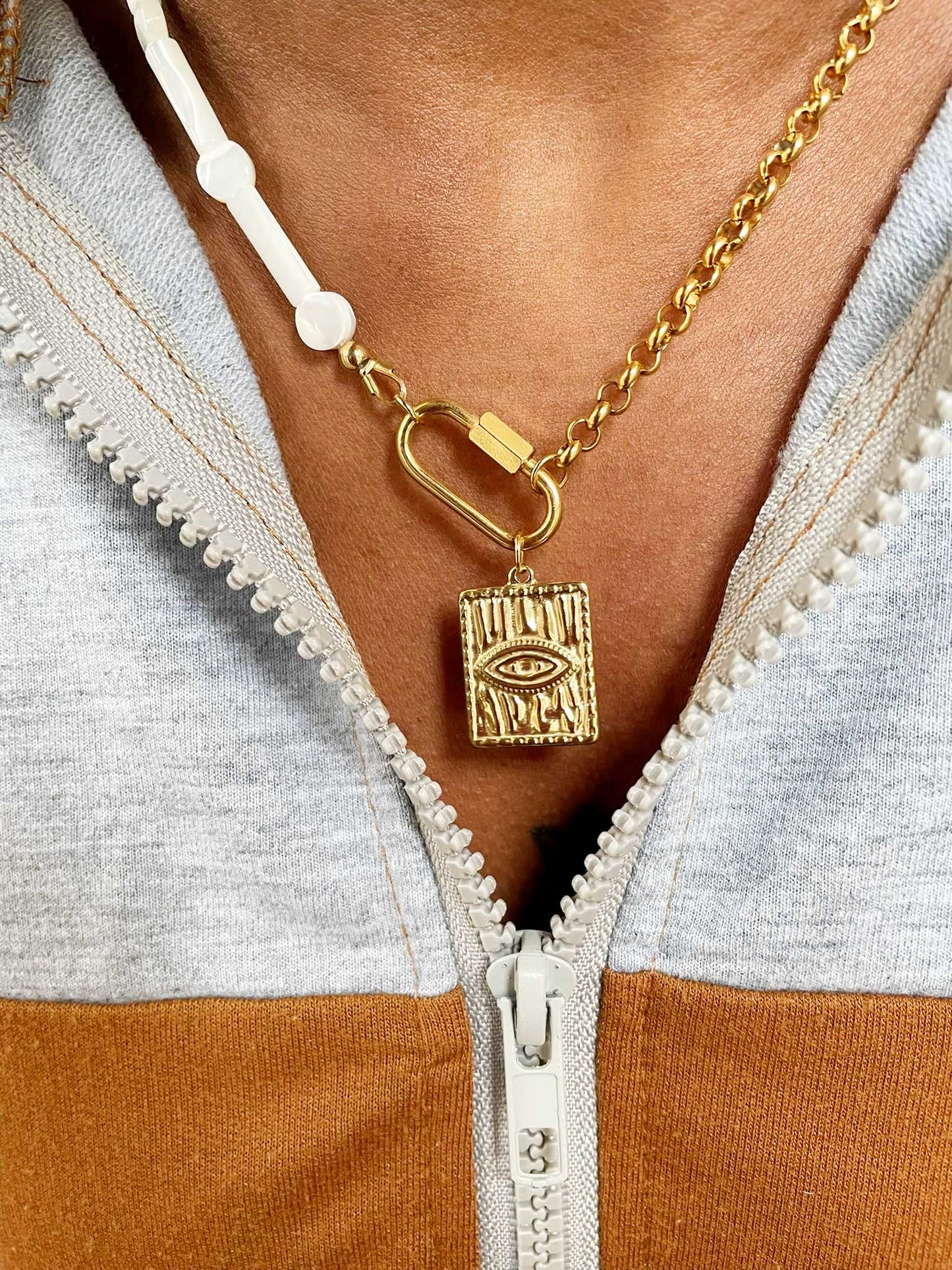Collier acier inoxydable personnalisé avec perles nacres rondes, tubes, chaines mailles jaseron rondes oeil  porté ANNETTE  - bijoux personnalisés