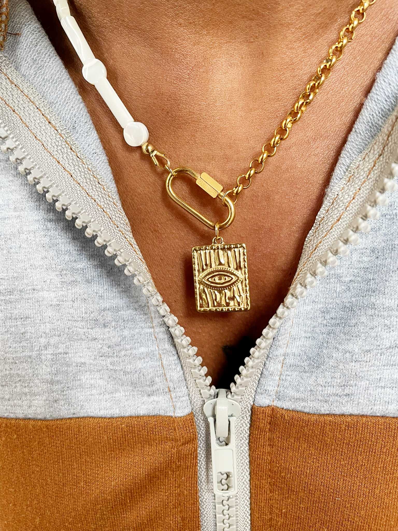 Collier acier inoxydable personnalisé avec perles nacres rondes, tubes, chaines mailles jaseron rondes oeil  porté ANNETTE  - bijoux personnalisés