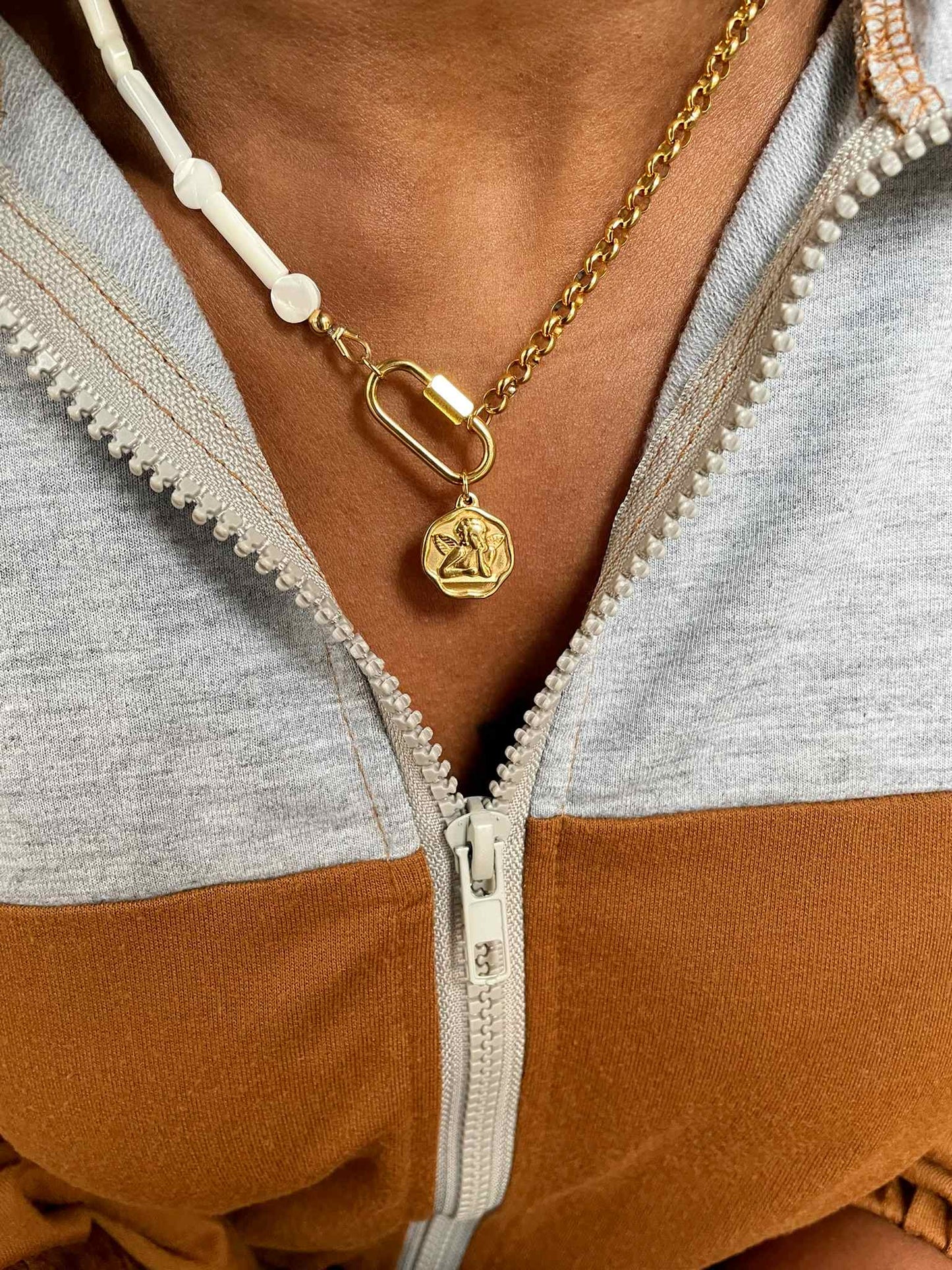 Collier acier inoxydable personnalisé avec perles nacres rondes, tubes, chaines mailles jaseron rondes pendentif ange porté ANNETTE  - bijoux personnalisés