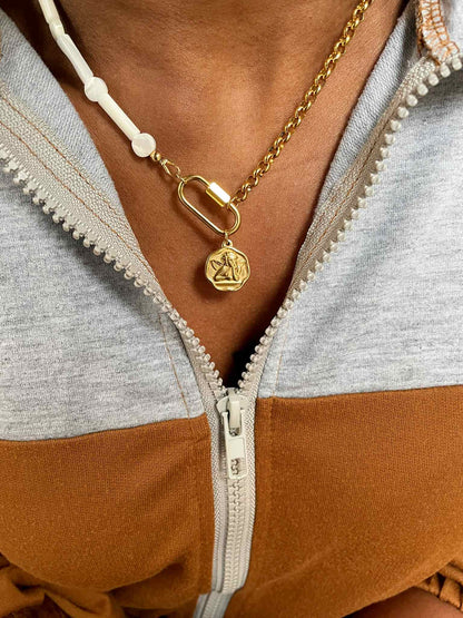 Collier acier inoxydable personnalisé avec perles nacres rondes, tubes, chaines mailles jaseron rondes pendentif ange porté ANNETTE  - bijoux personnalisés