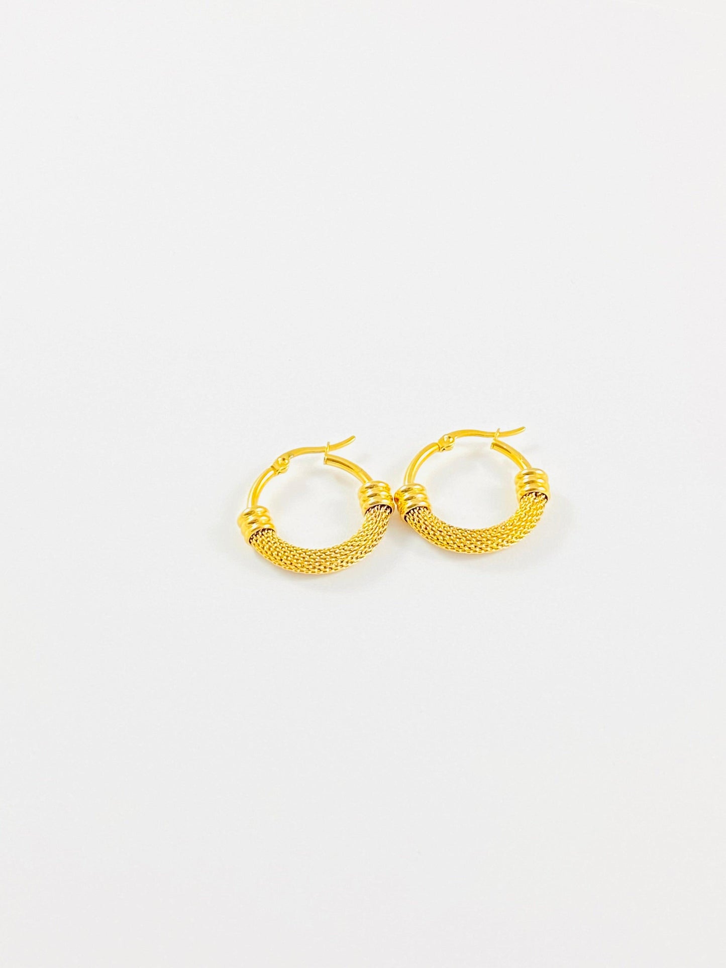 Boucles d'oreilles dorée  EMALIA créoles en maille - bijoux acier inoxydable