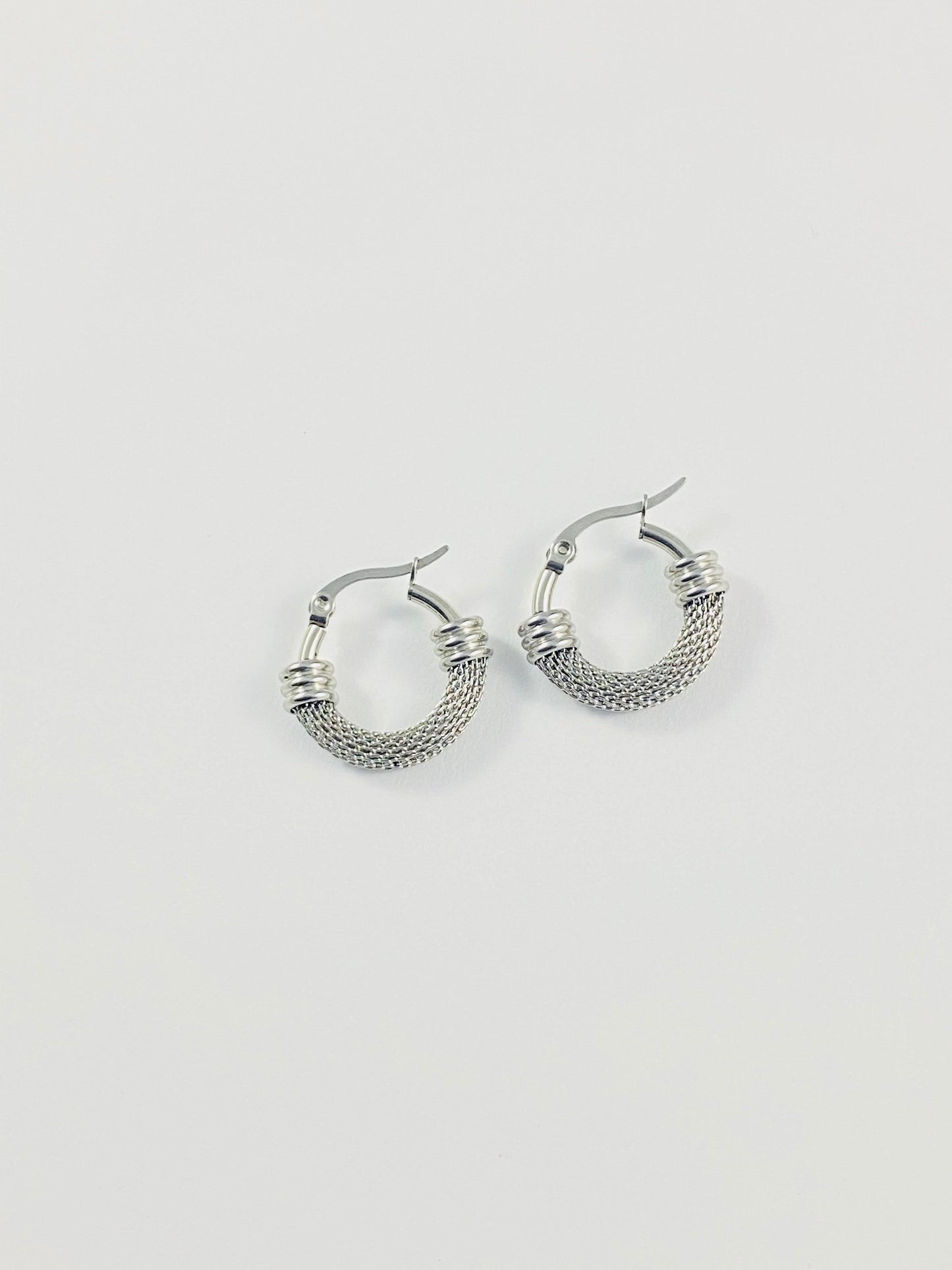 Boucles d'oreilles argentée EMALIA créoles en maille - bijoux acier inoxydable