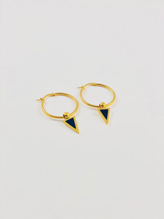 Boucles d'oreilles créoles TANISSA dorées complétées d'un triangle noir -- bijoux acier inoxydable